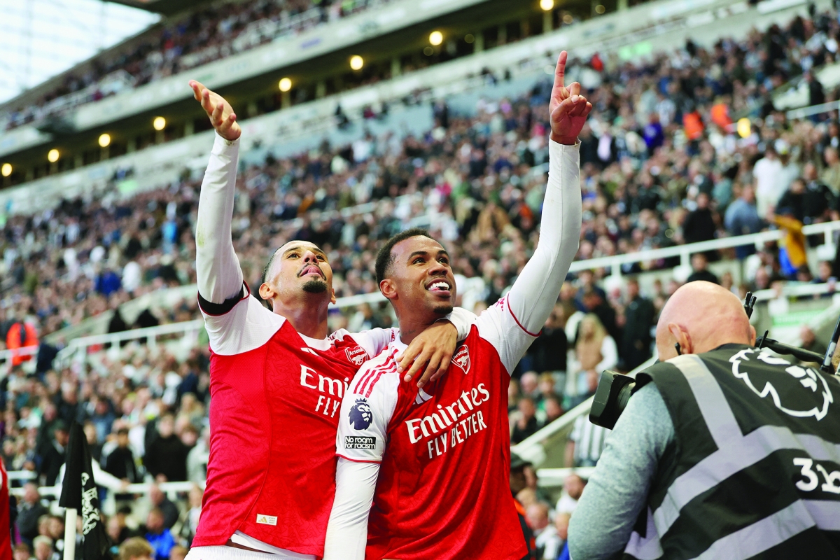 غابريال محتفلاً بهدفه في مرمى نيوكاسل (رويترز)