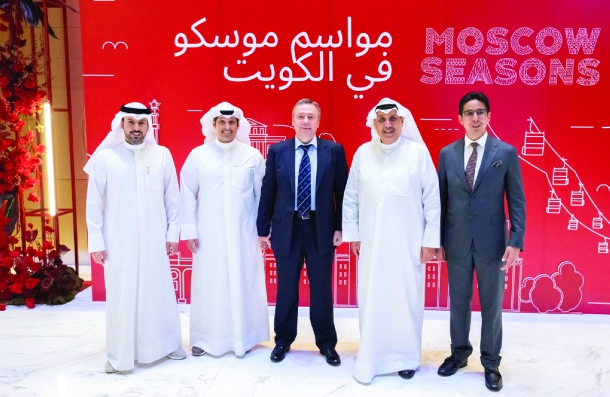 وزير الديوان الأميري ووزير الإعلام وسفير روسيا