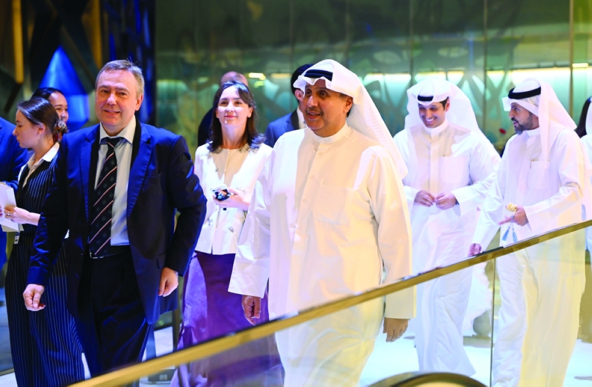 وزير الديوان الأميري ووزير الإعلام وسفير روسيا لدى وصولهم لقاعة الاحتفال (تصوير سعود سالم)