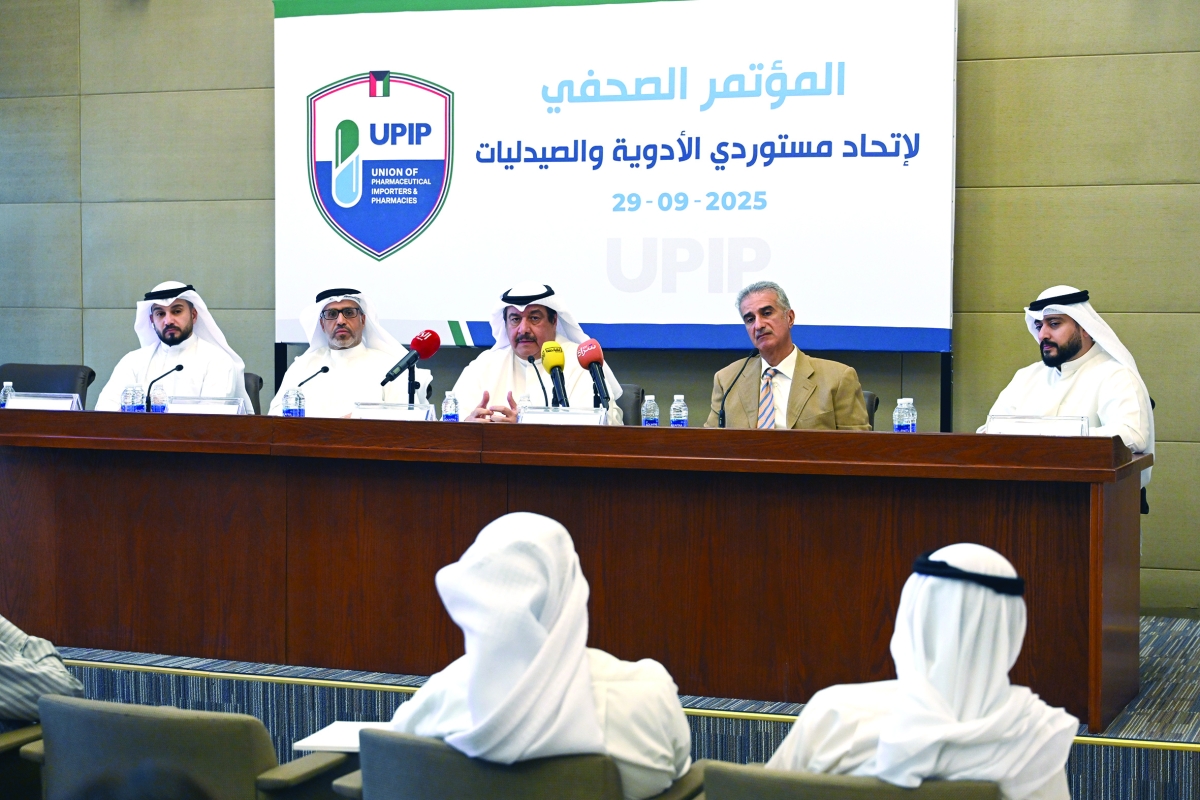 السيد عمر متوسطاً عادل التركيت والعومي والملحم وبوشهري في المؤتمر (تصوير أسعد عبدالله)