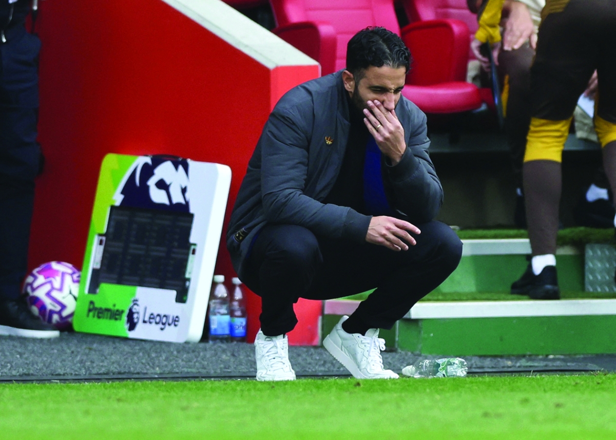 روبن أموريم خائباً بعد الخسارة أمام برنتفورد