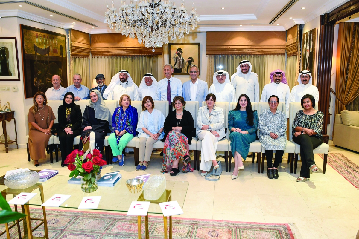 


الحضور في لقطة تذكارية 