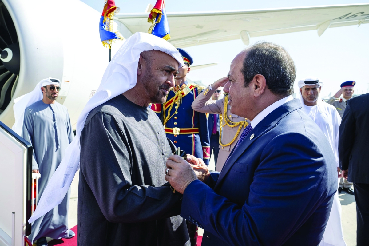 


السيسي مستقبلاً محمد بن زايد في القاهرة 