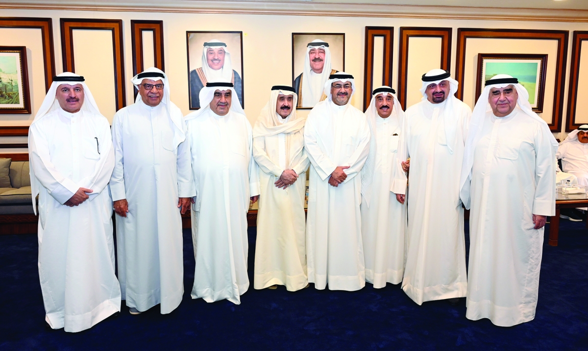 


المحافظ مُتوسّطاً عدداً من المواطنين 	 (تصوير سعود سالم) 