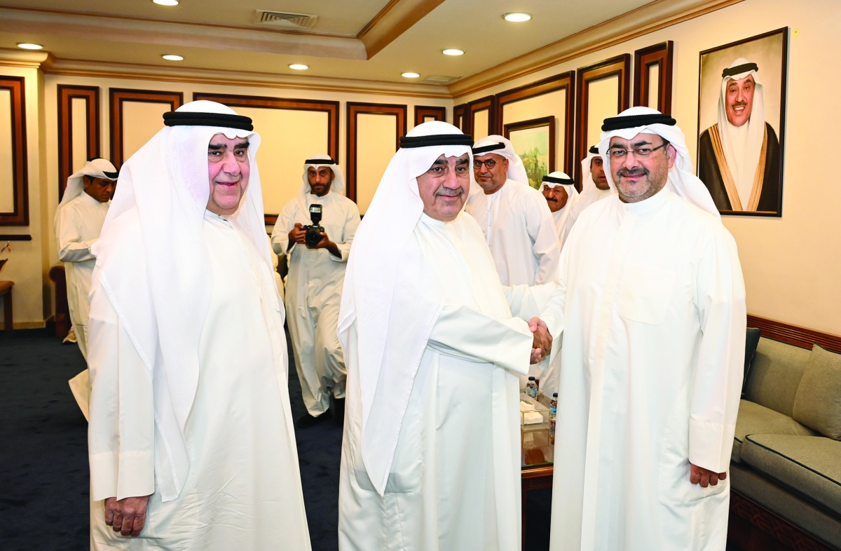 


المحافظ مستقبلاً رواد الديوانية 