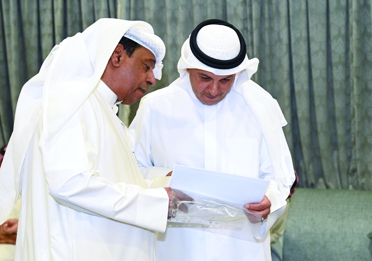 المخيزيم يطلع على بيانات على هامش اللقاء