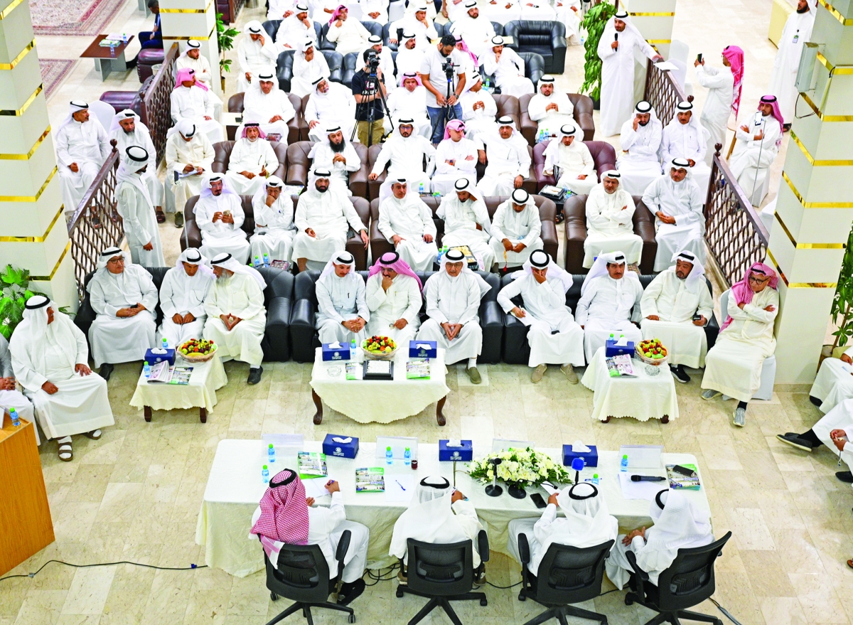 


جانب من الحضور خلال لقاء الوزير والمزارعين 