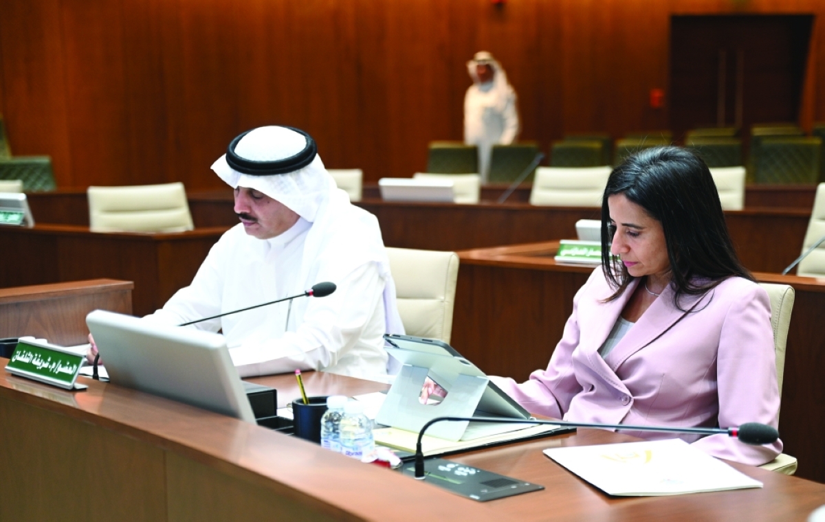 شريفة الشلفان وعبدالله العنزي خلال الجلسة