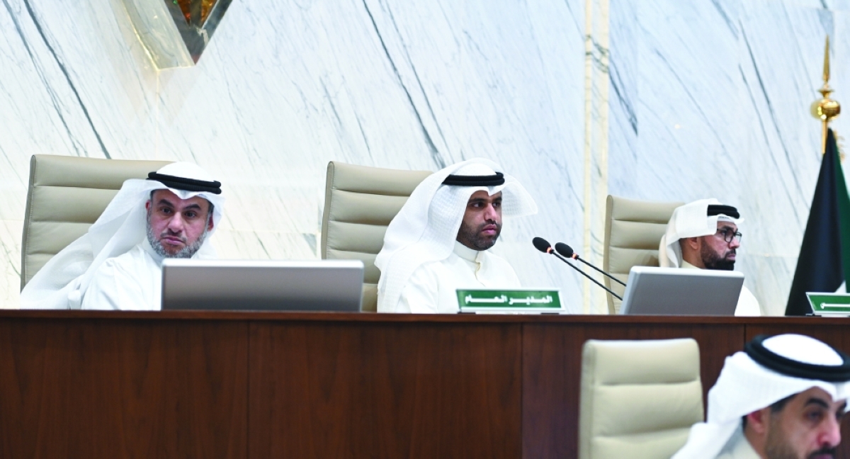 عبدالله المحري مترئساً الجلسة (تصوير نايف العقلة)