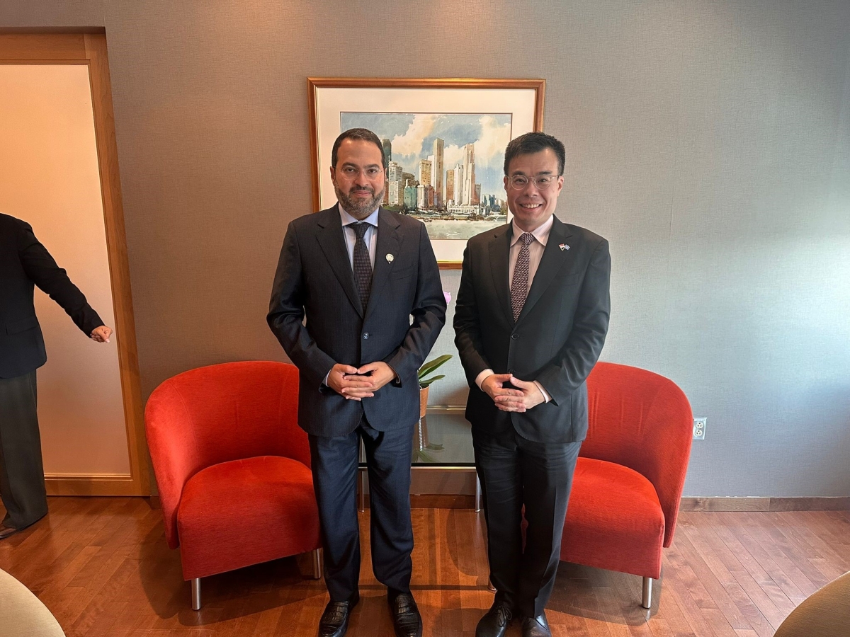 رئيس الطيران المدنيخلال الاجتماع مع الوفد السنغافوري 