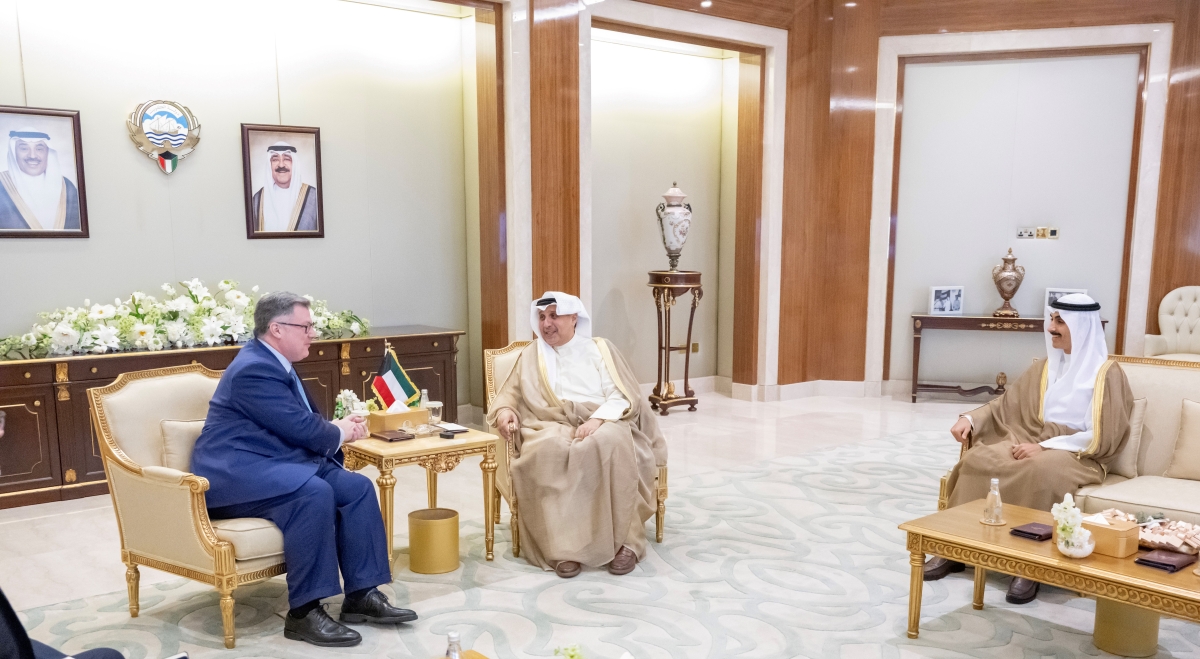 وزير شؤون الديوان الأميري ورئيس ديوان ولي العهد يستقبلان القائم بالأعمال في سفارة الولايات المتحدة