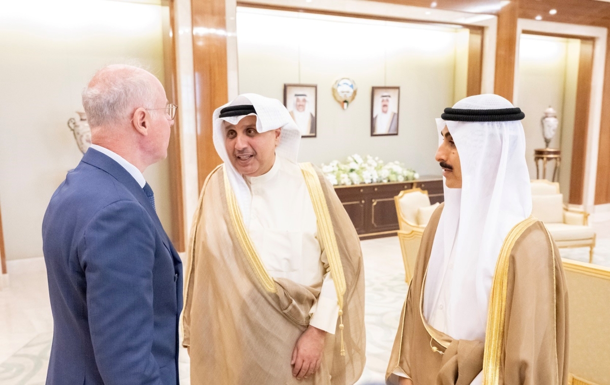 وزير شؤون الديوان الأميري ورئيس ديوان ولي العهد يستقبلان سفير اليونان