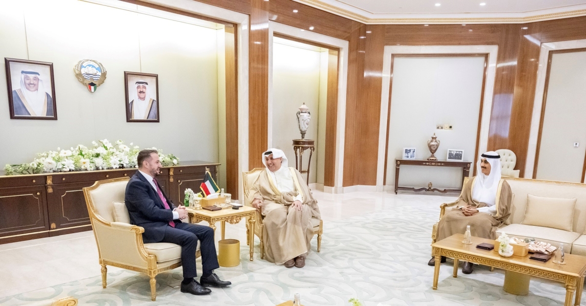 وزير شؤون الديوان الأميري ورئيس ديوان ولي العهد يستقبلان سفير ألبانيا 