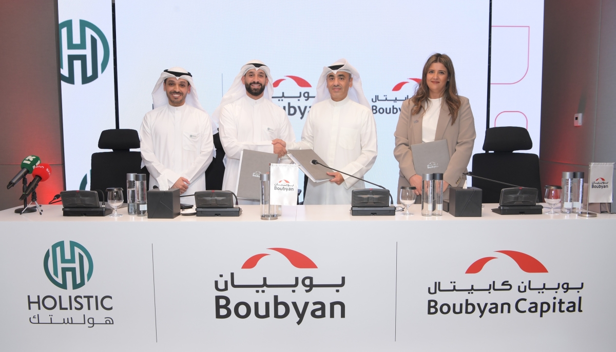 عبدالله التويجري يتوسط بدرية الحميضي وعبدالرحمن الدعيج وعبدالعزيز الحوقل معلنا عن الشراكة 