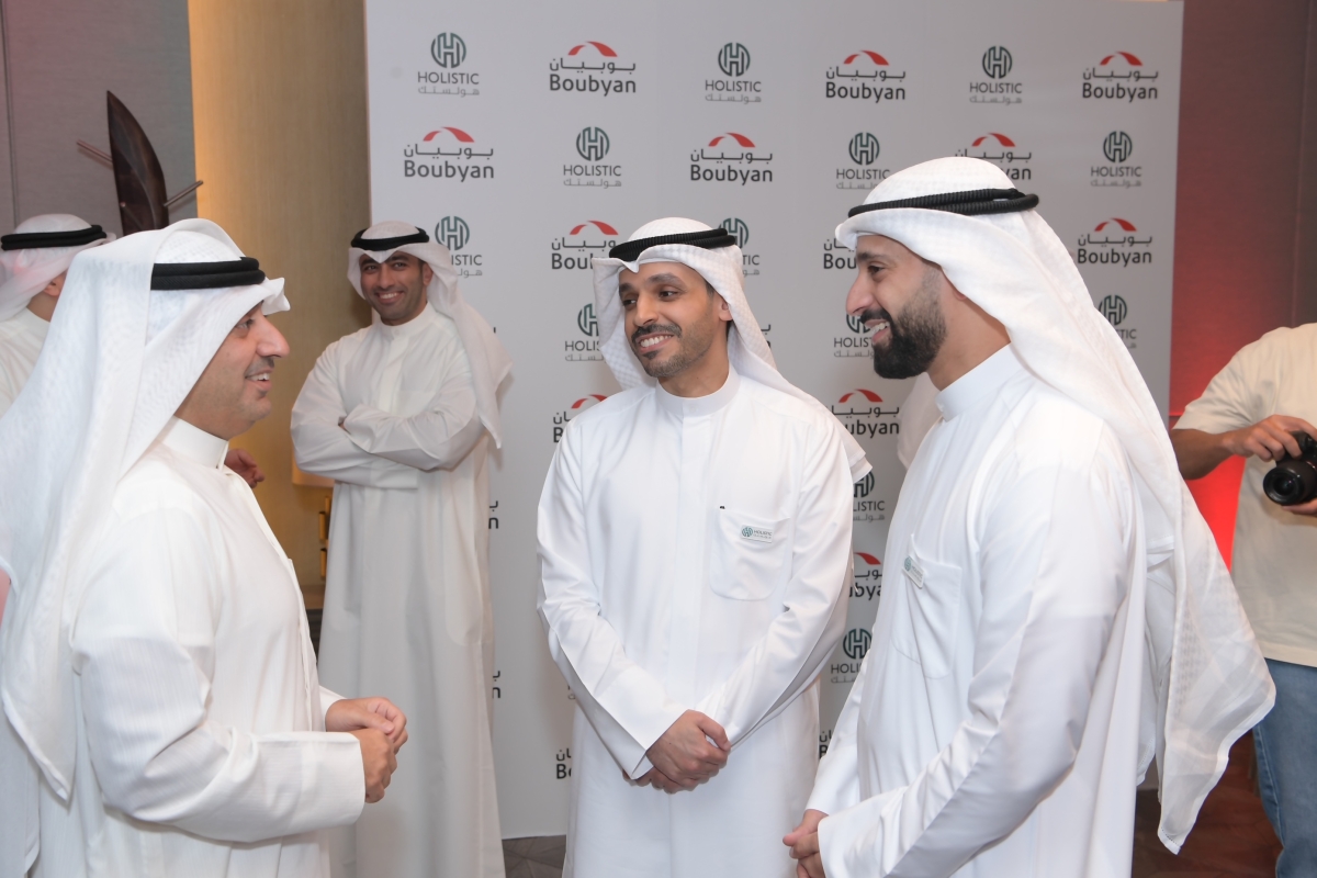 جانب من حوار نائب الرئيس التنفيذي للخدمات المصرفية الخاصة والشخصية عبدالله المجحم مع قياديي «هولستك»
