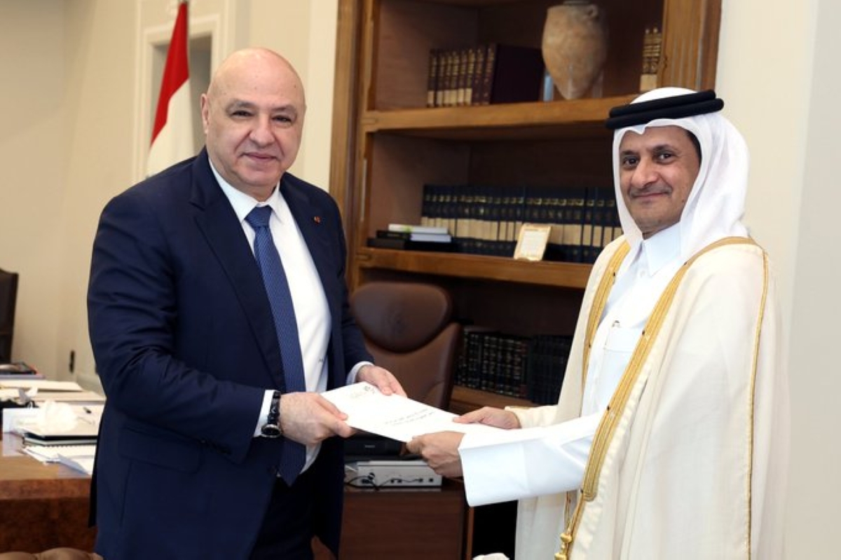 عون يتسلّم رسالة تميم بن حمد من السفير القطري