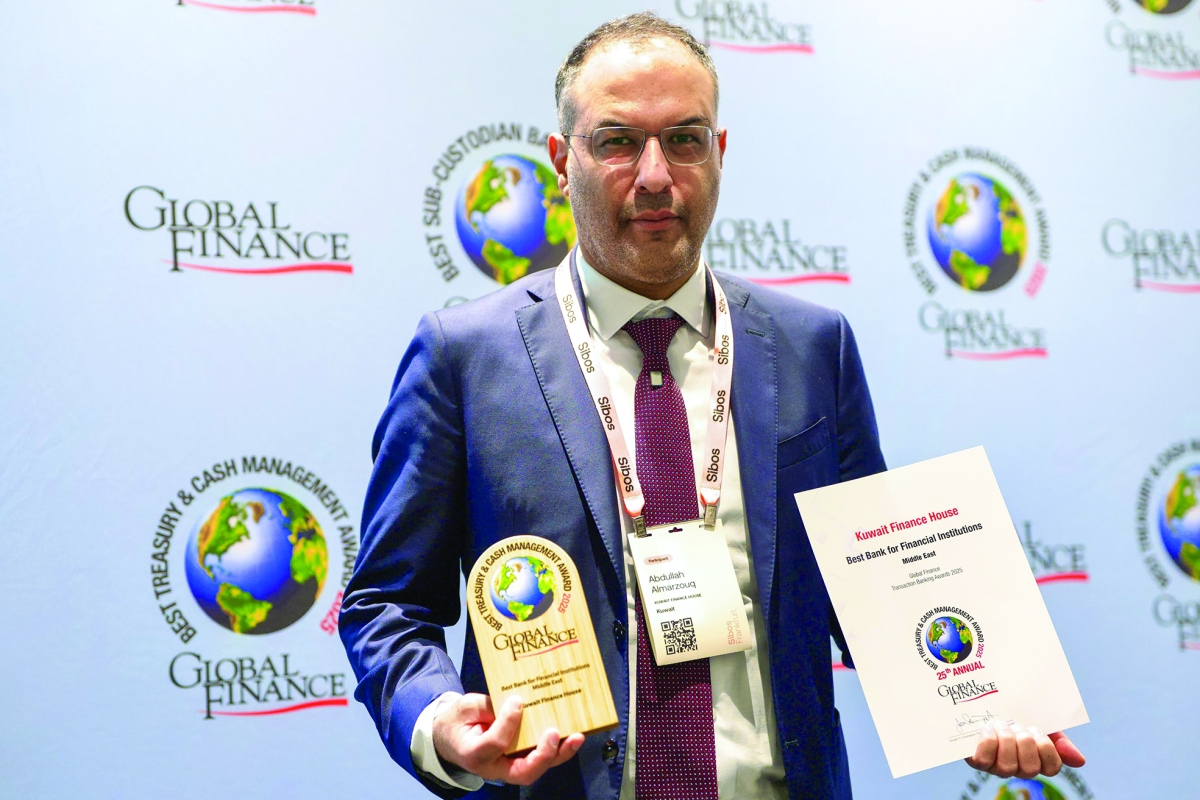 المرزوق عقب تسلمه الجائزة وشهادة التكريم