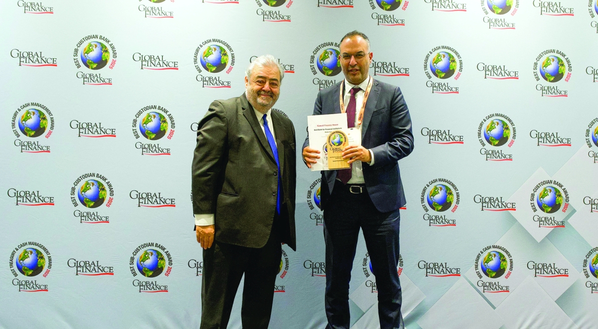 المرزوق وممثل «غلوبل فايننس» في حفل توزيع الجوائز