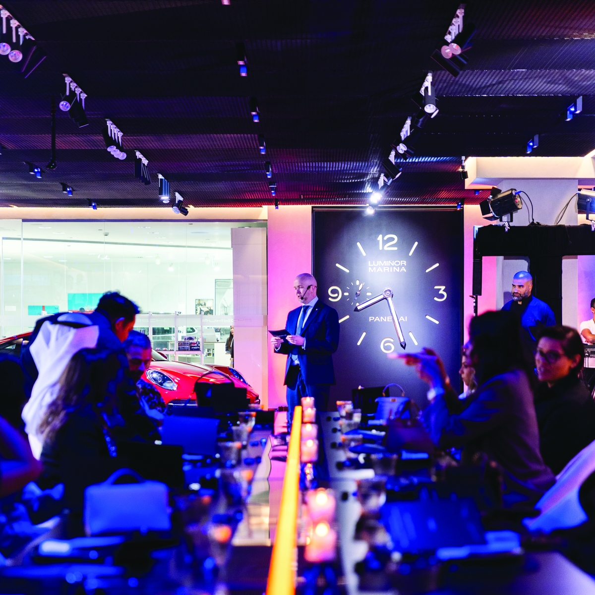 


ماريو فون غلان أثناء إلقائه كلمة الترحيب بالحضور 