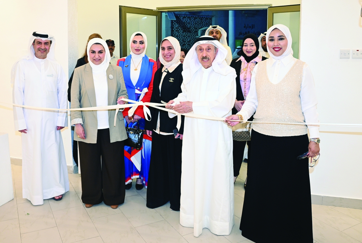 عبدالرسول سلمان وإيمان العنزي والكندري خلال الافتتاح