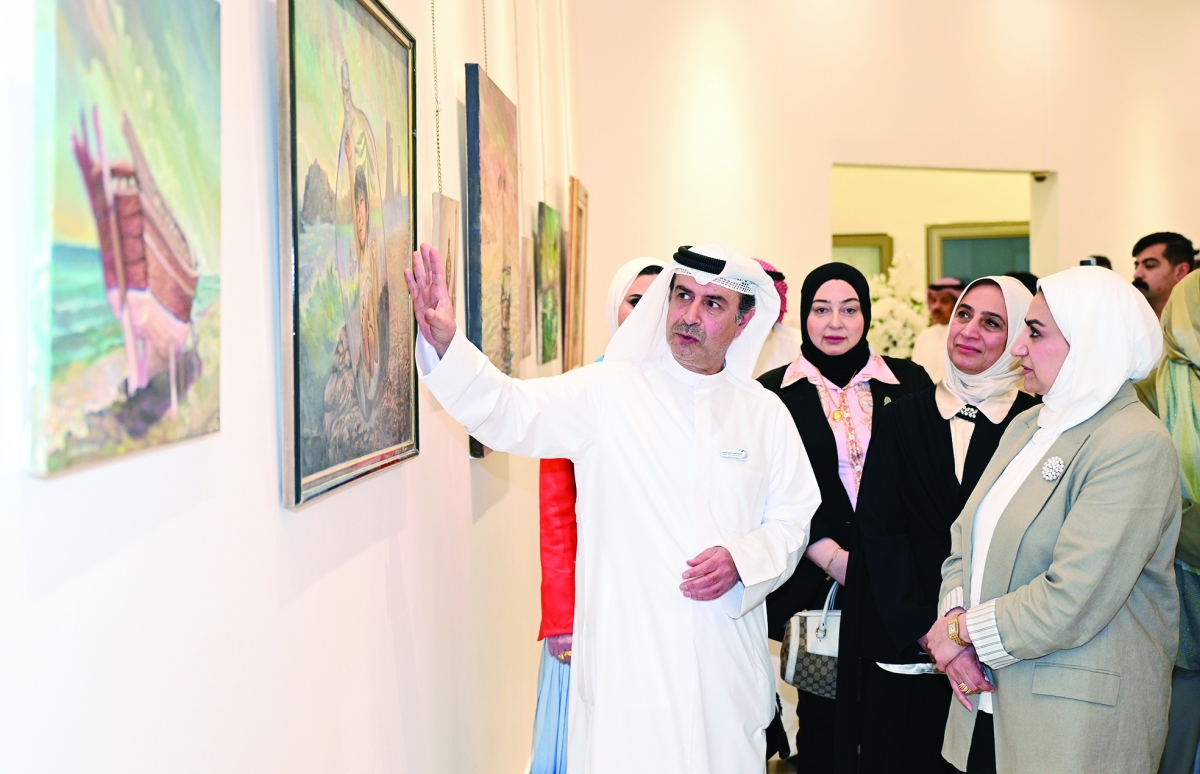 


الكندري شارحاً إحدى لوحاته  	(تصوير نايف العقلة) 