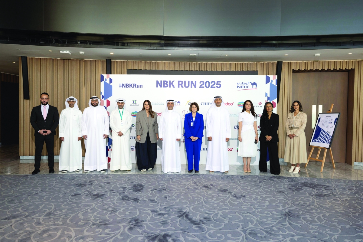 


منال المطر مع ممثلي الشركاء الإستراتيجيين للسباق 