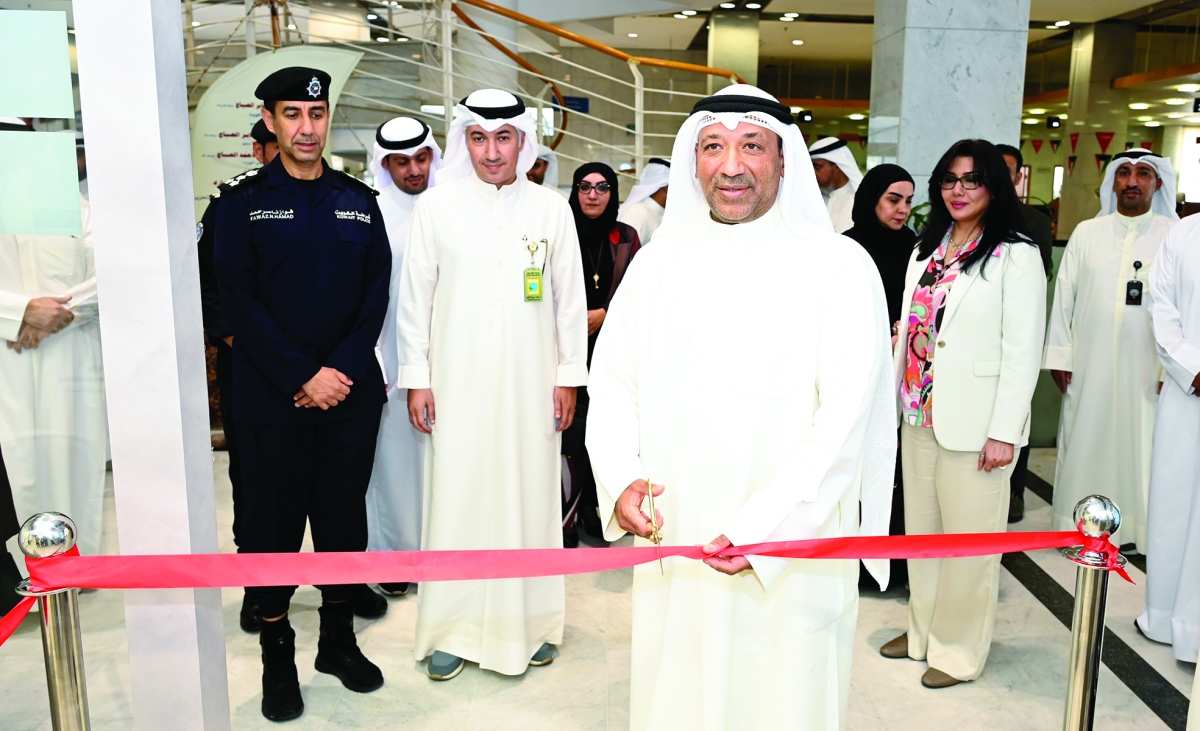 قص شريط افتتاح المركز 

 