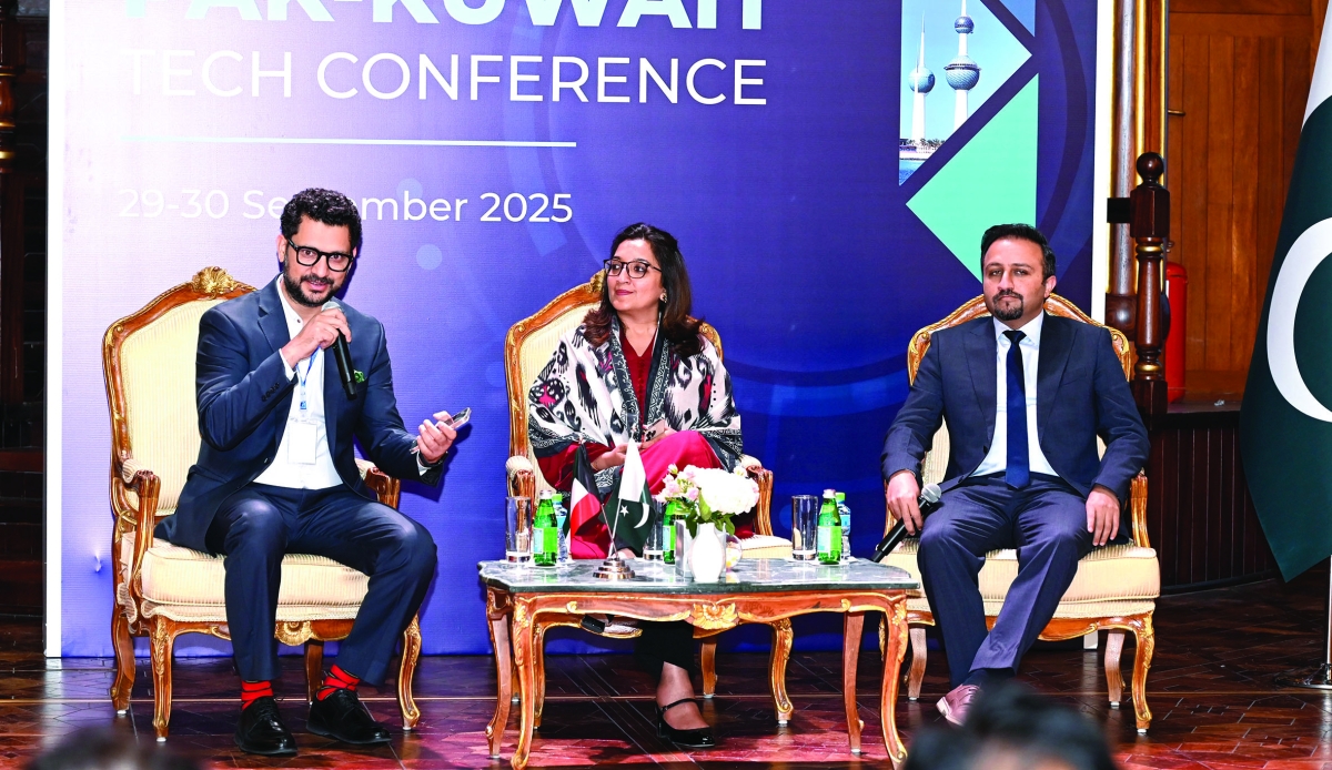 المتحدثون في الجلسة الثانية للمؤتمر	(تصوير سعود سالم) 