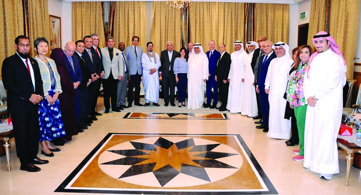 


سفير البحرين مُتوسّطاً ضيوفه 