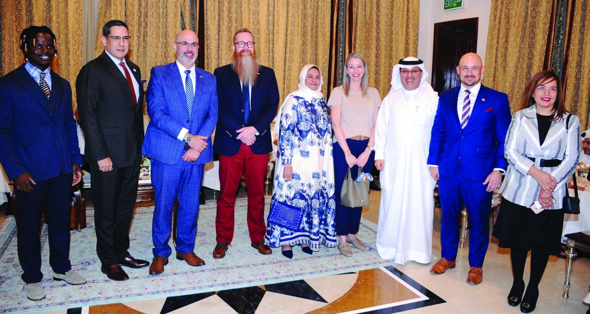 أعضاء من السفارة الأميركية في ديوانية سفير البحرين 