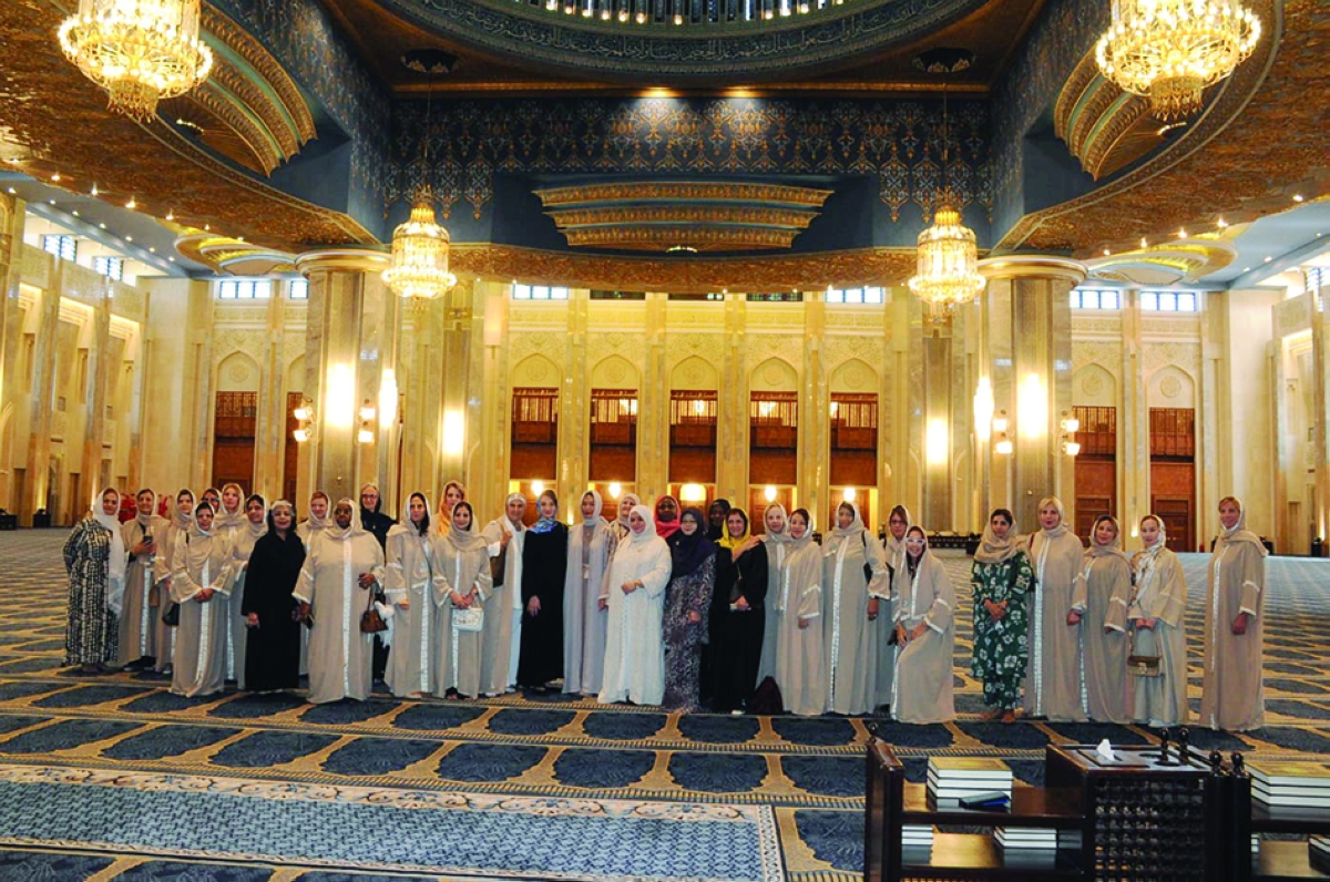 عضوات «المرأة الدولية» في صورة تذكارية داخل المسجد الكبير