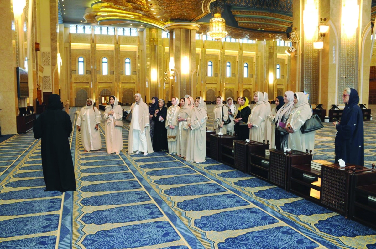 خلال جولتهن بالمسجد