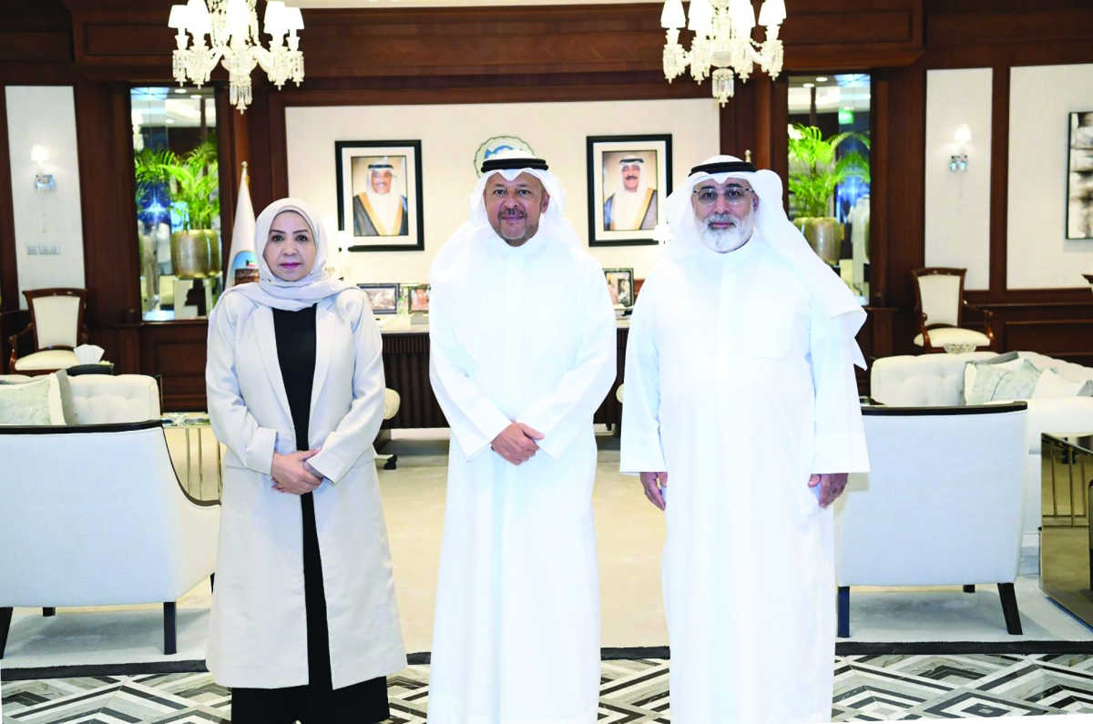 محافظ الفروانية متوسطاً أمل الدلال ووائل الشطي
