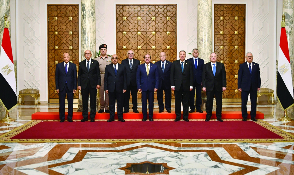 السيسي متوسطاً أعضاء المجلس الأعلى للجهات والهيئات القضائية في القاهرة