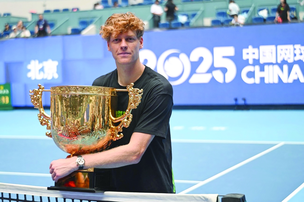 سينر يحتضن كأس البطولة