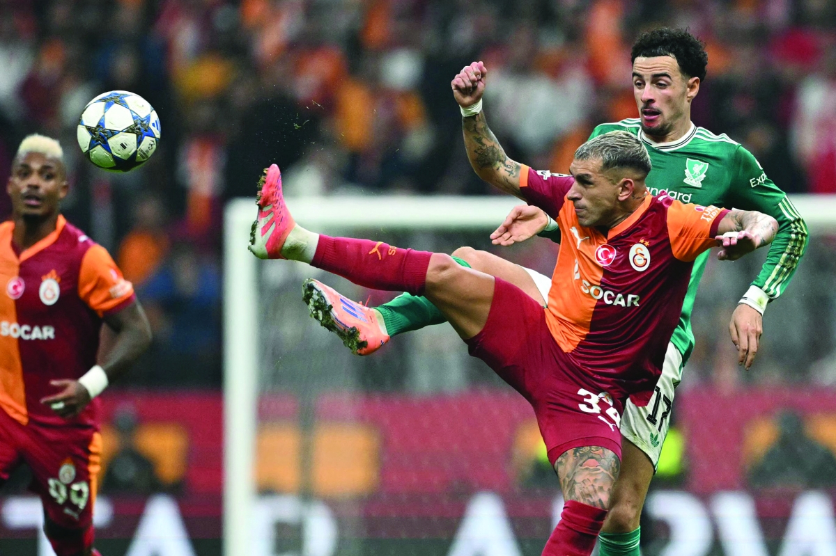 


صراع على الكرة بين لاعب غلطة سراي لوكاس تيريرا ونظيره في ليفربول كورتيس جونز   	  (أ ف ب) 