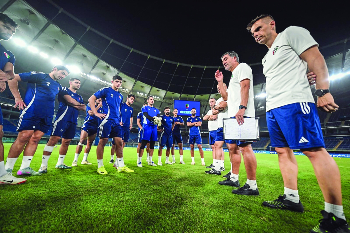 


سوزا يوجه اللاعبين خلال تدريبات «الأزرق» 