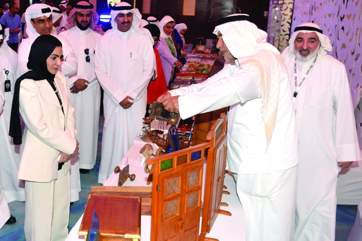 جولة للوزيرة في المعرض المصاحب للاحتفالية