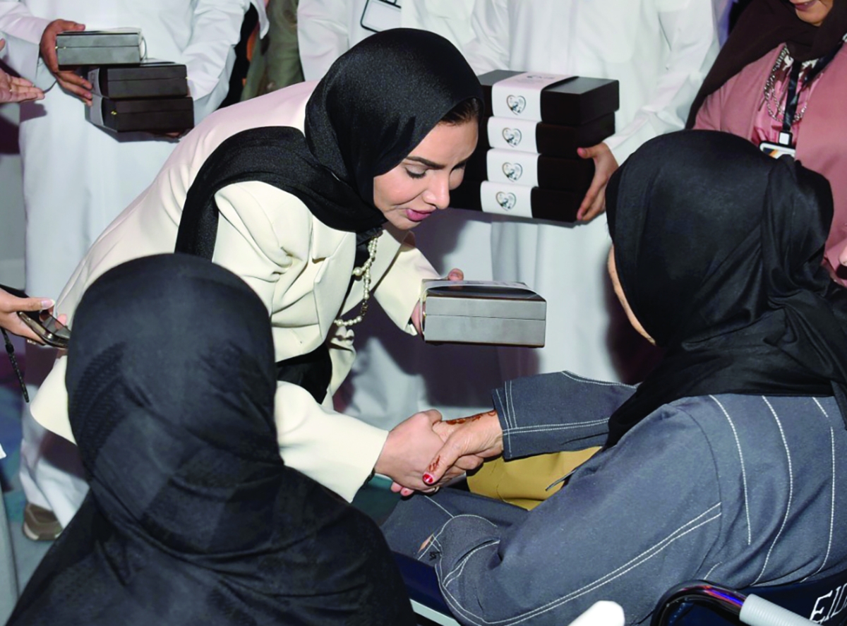 الحويلة توزّع الهدايا على السيدات المسنات (تصوير نايف العقلة)