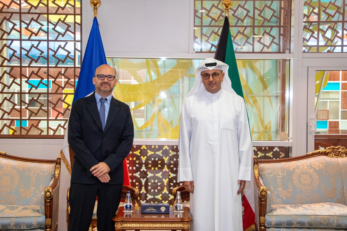 الوزير المخيزيم مستقبلاً السفير الفرنسي