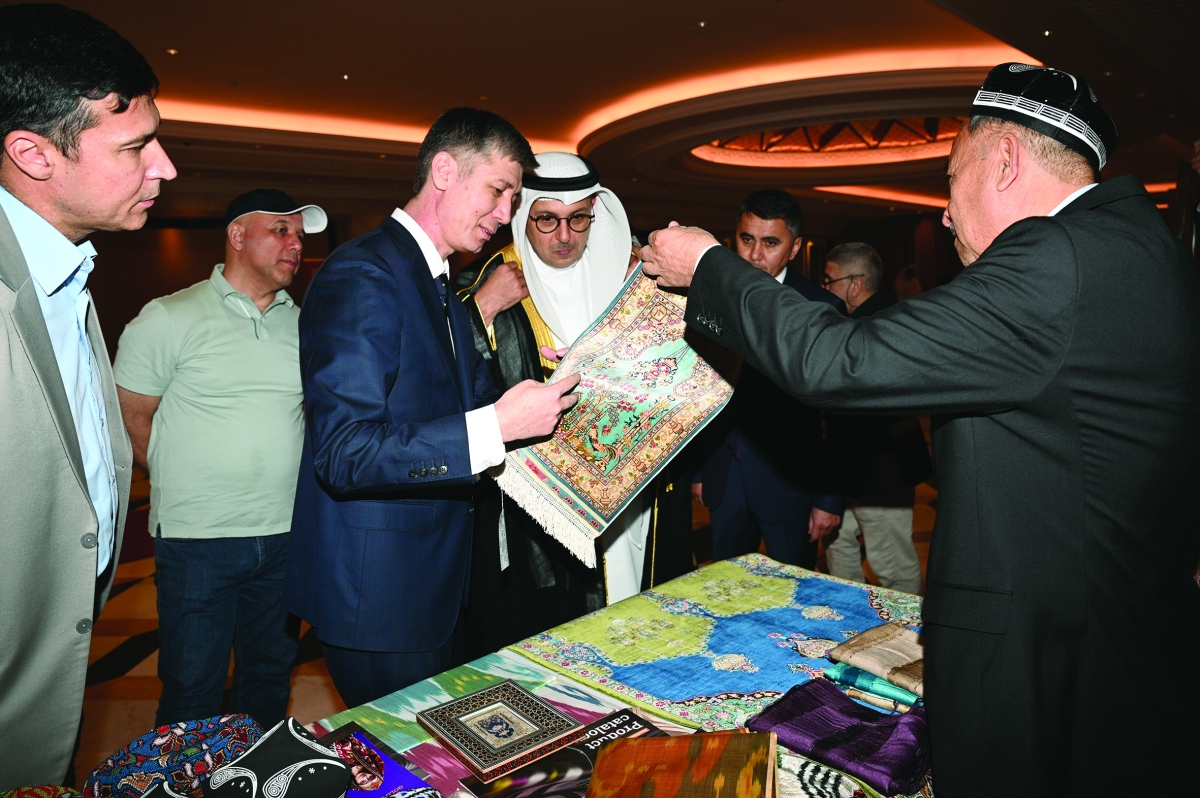 


المخيزيم يطلع على نماذج من المنسوجات الأوزبكية 