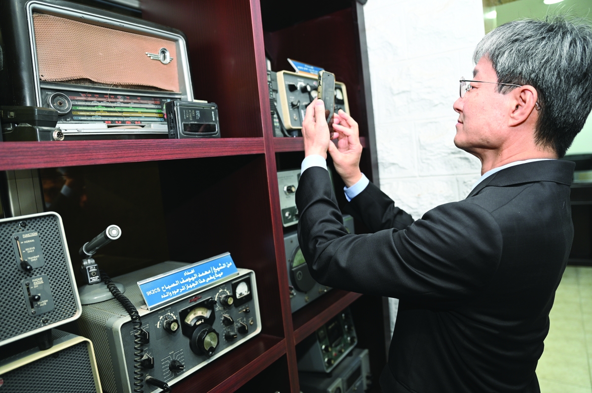 


السفير كينيتشيرو يلتقط صوراً لمقتنيات الجمعية 