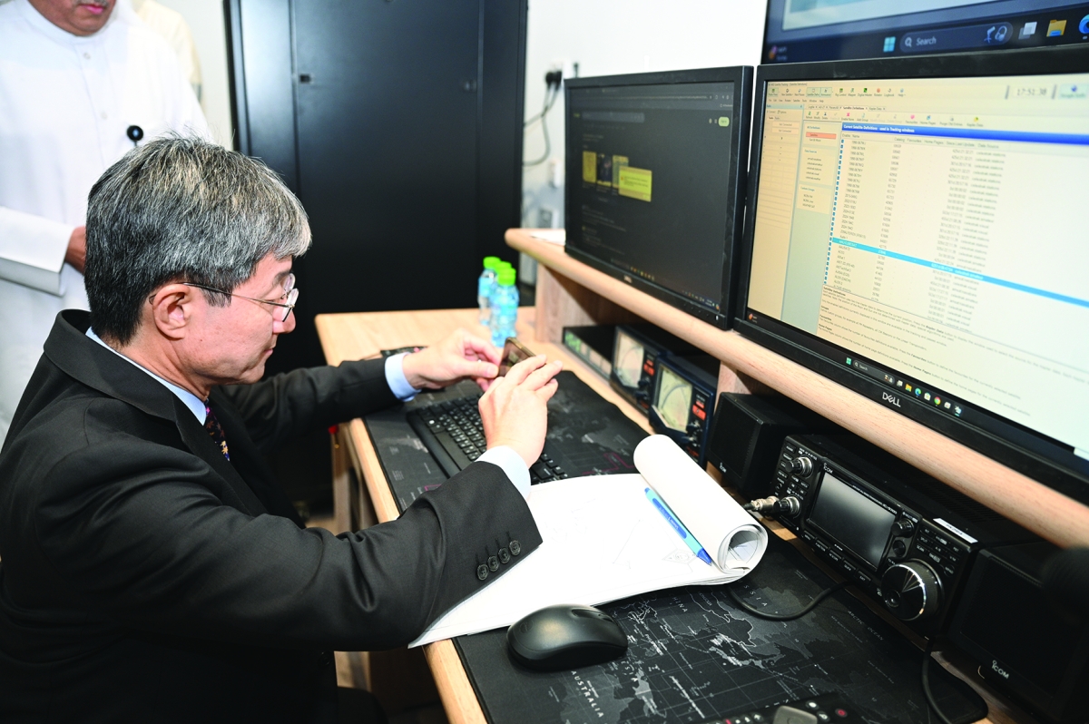 سفير اليابان يوثّق زيارته لمقر جمعية هواة اللاسلكي