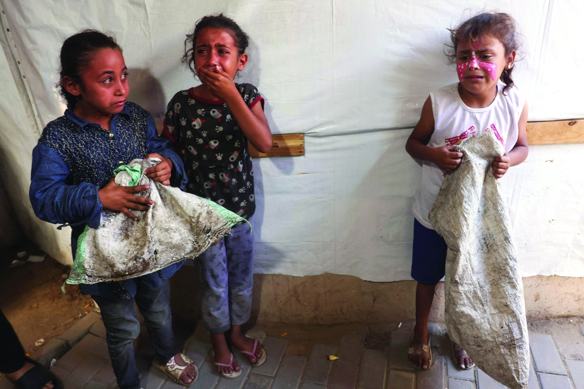 


الخوف على وجوه الأطفال من غارة إسرائيلية في ديرالبلح 	(أ ف ب) 