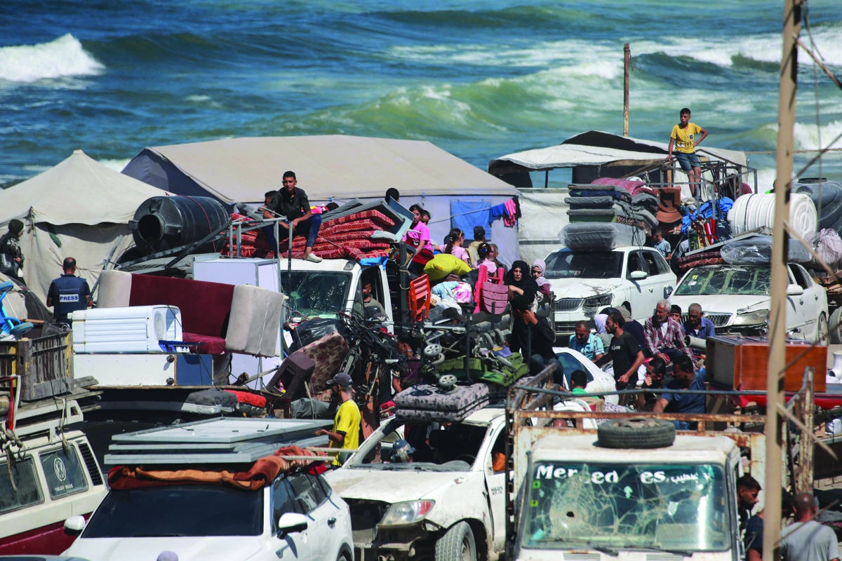 نازحون يصلون إلى مخيم النصيرات للاجئين (أ ف ب)