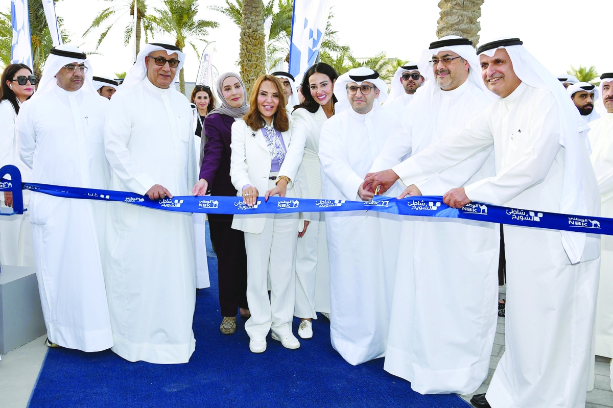 


 المشاري والعلي والصقر وشيخة البحر وصلاح الفليج وبوشهري خلال قصّ شريط افتتاح المشروع 