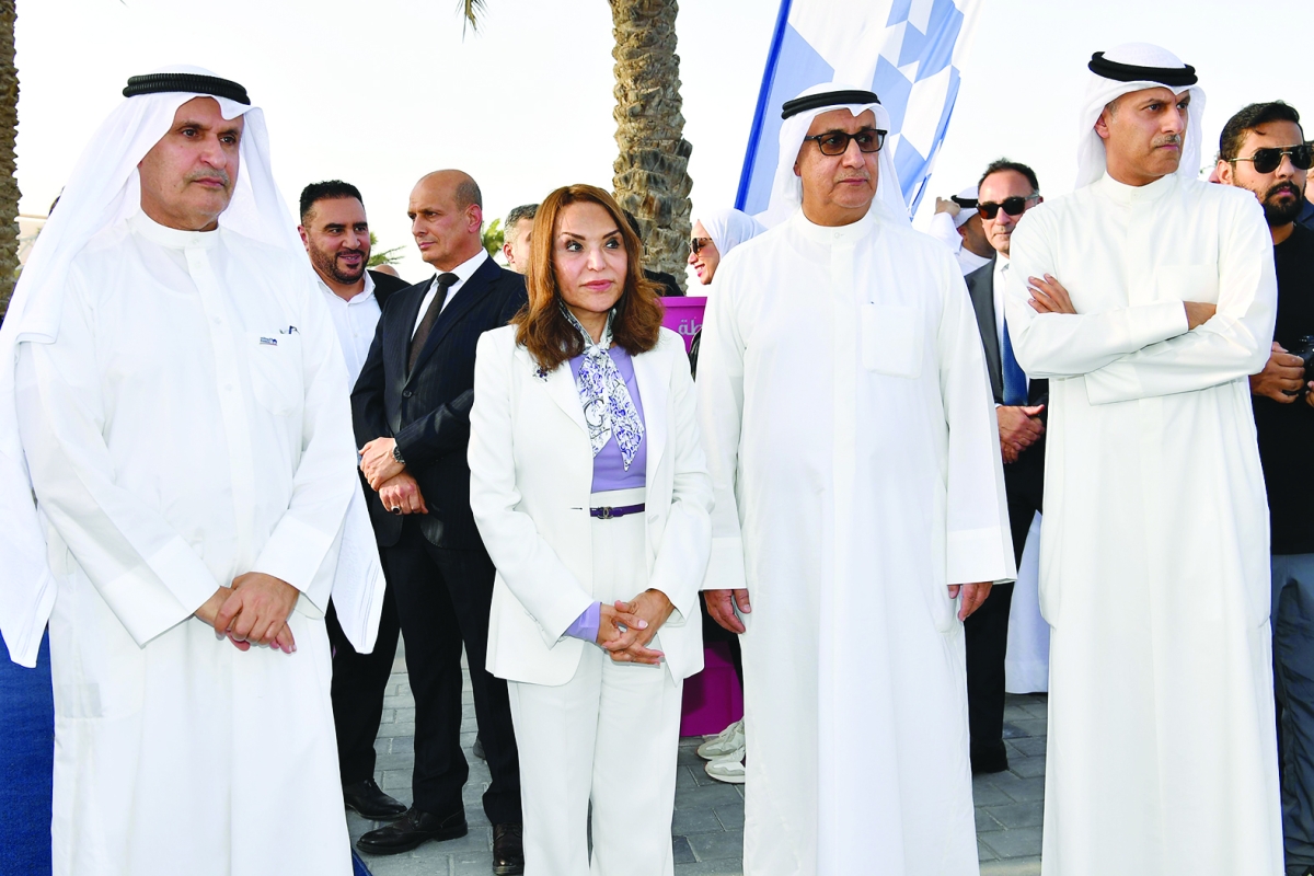 


الصقر وشيخة البحر وصلاح الفليج وسليمان المرزوق 