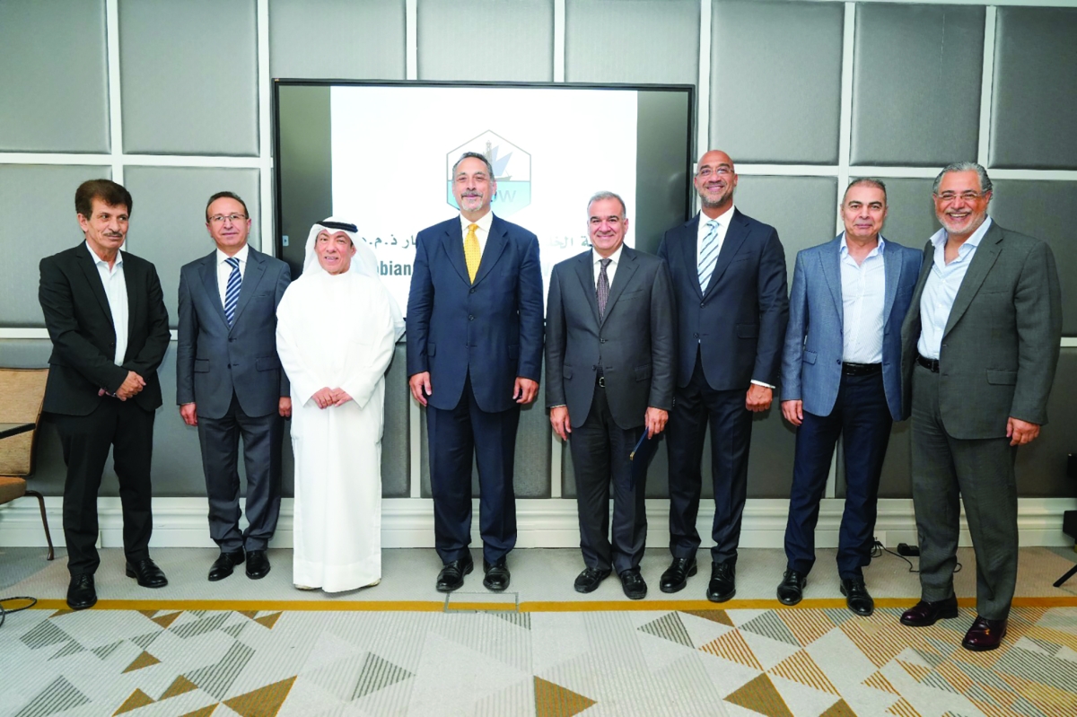 الراشد يتوسط مسؤولي المشروع 