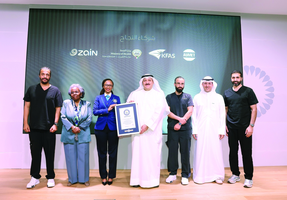 


العوضي وفرحان والغربللي مع الفريق الجراحي وممثلة موسوعة «غينيس» 