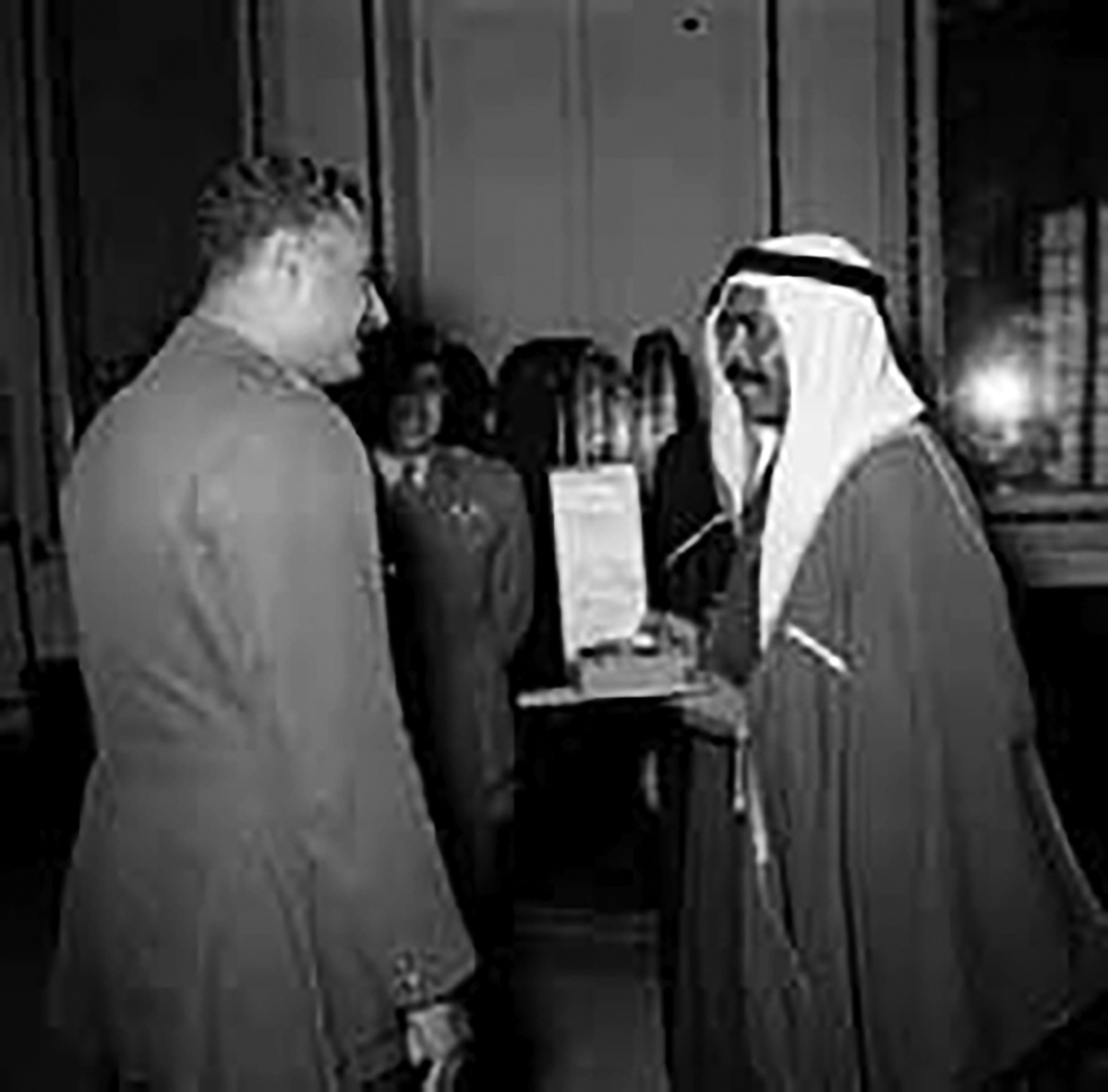 الشيخ فهد سالم الصباح يسلم جمال عبدالناصرالساعة الهدية 